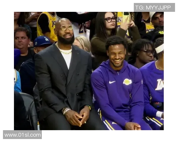 詹姆斯持续火热状态！连续20场得分30+，湖人迎来10连胜